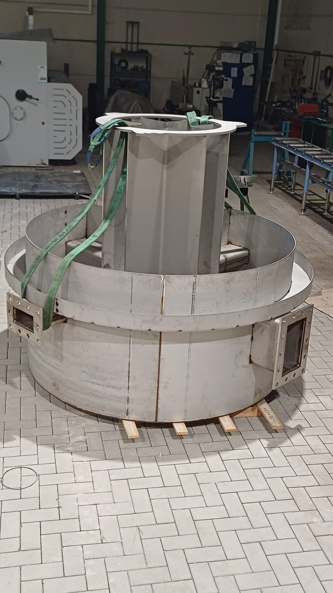 Rundsandfang aus Edelstahl in der Werkstatt