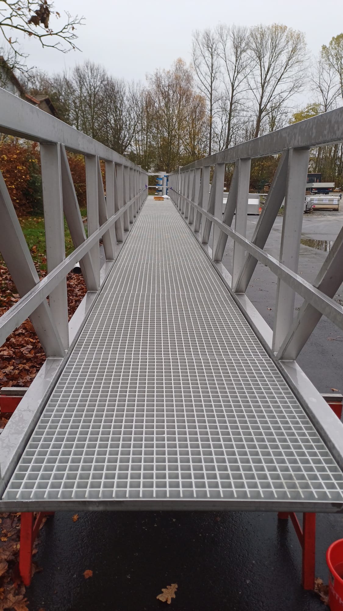 Fertiggestellte Räumerbrücke mit Gitterrost-Laufsteg